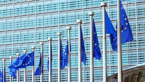 Предстоящая встреча Владимира Путина и Дональда Трампа вызвала политическую бурю в Европе