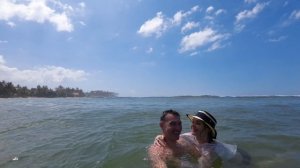 Купание в Индийском океане. Шри-Ланка. Мирисса