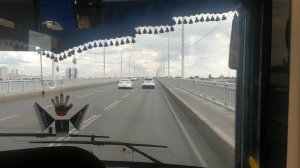 Поездка по мосту через Волгу от Саратова