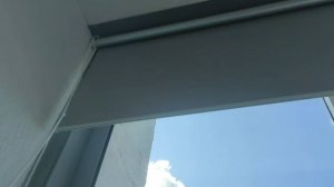 Серые рулонные шторы блэкаут для защиты от яркого солнца. Современный декор окна.