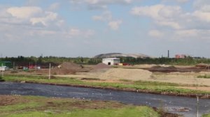 Вид на гору мусорного полигона.