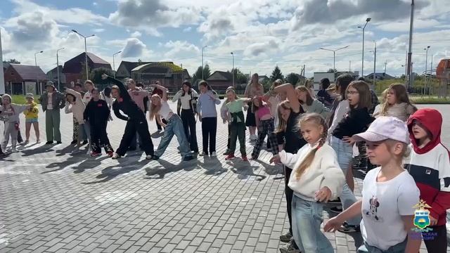 В рамках акции "Зарядка со стражем порядка", полицейские провели разминку для школьников смотреть онлайн