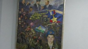 Повесил свои картины .