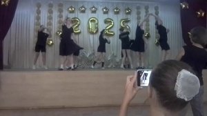 старшая группа танцует