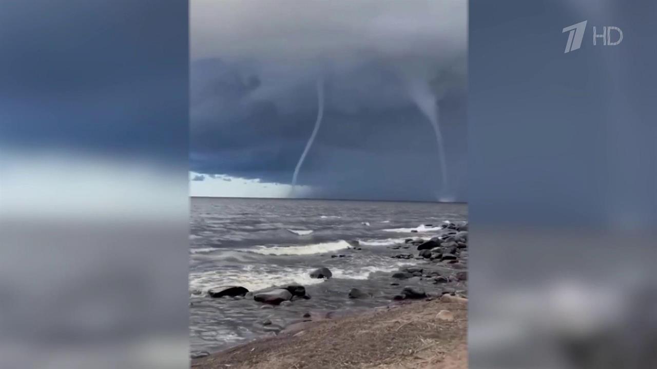 Эффектные кадры пришли из Ленинградской области: смерчи над Ладожским озером