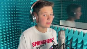 Творческий видеоклип в интерьере студии звукозаписи