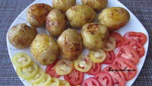 Молодой картофель с золотистой корочкой