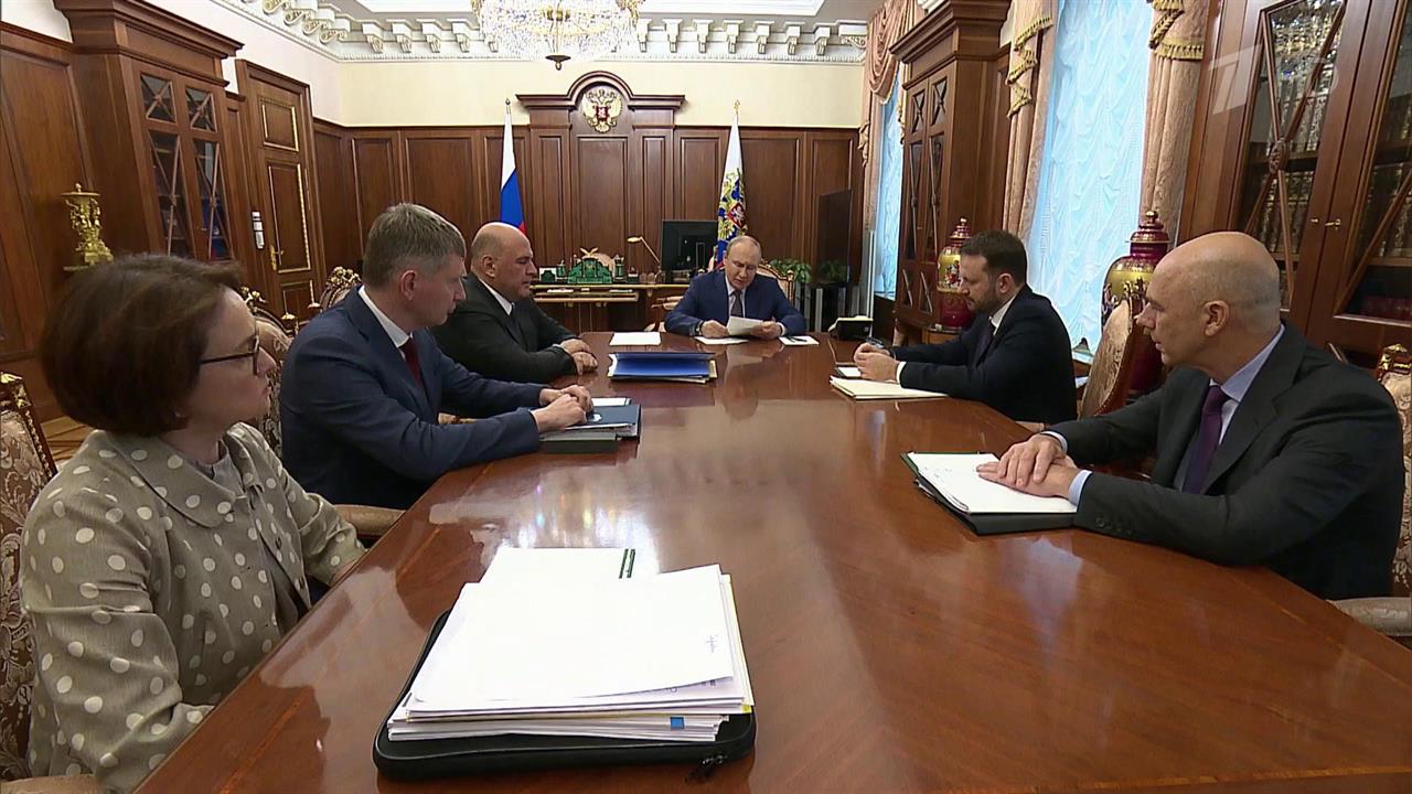 Президент на совещании по экономике поставил задачи перед ЦБ и правительством