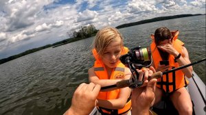 Вика впервые ловит на спиннинг с лодки. 👶🎣🌞