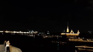 Мосты развели,катера поплыли,люди радуются