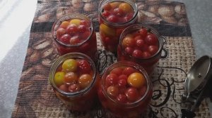 СЛАДКИЕ ВКУСНЫЕ МАРИНОВАННЫЕ ПОМИДОРЫ. И РАССОЛ ОЧЕНЬ ВКУСНЫЙ ВЕСЬ ВЫПЬЕТЕ.