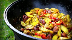 Картошка по деревенски в казане #готовимжар #кухня