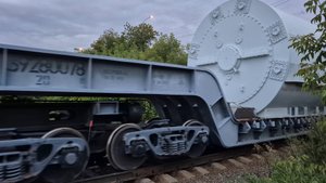 ТЭМ2-7501 И ГРУЗОВОЙ ПОЕЗД-НЕГАБАРИТ