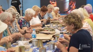 Научились делать окопные свечи своими руками в Штабе общественной поддержки