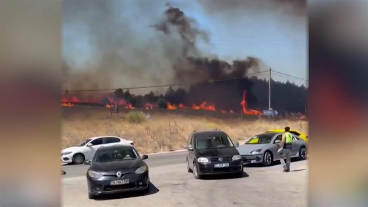 В Турции из-за масштабных пожаров эвакуировали больше 2000 человек