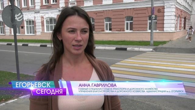 У детских садов на улицах Текстильной и Угловой рабочие подготовили мачты для новых светофоров