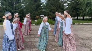 Русская народная игра "Челнок бежит"