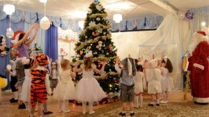 Песня "Танец около елки" (Весело, весело хлопают хлопушки)