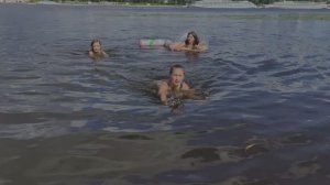 Ксюша и две Ани купаются -1 (10.08.2025)