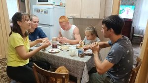"Жизнь на пенсии".. Занималась томатным соком.)) Блинчики по заказу внучат.