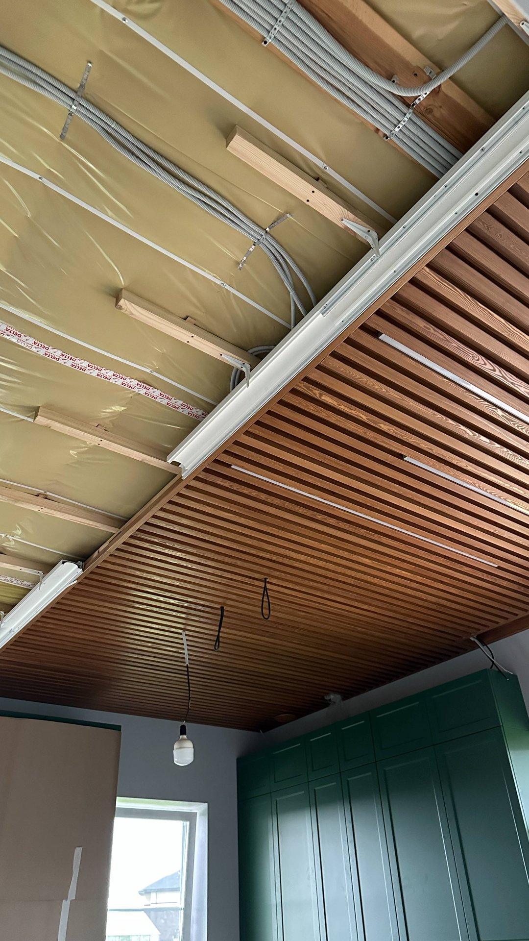 Работа мастера: комбинируем натяжной и реечный потолок. смотреть онлайн