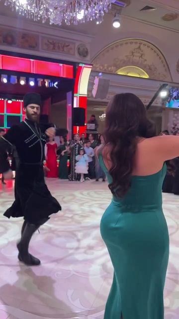 девушка в красном платье разрывает танец 😂🔥 смотреть онлайн