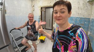 ЗАСТАВИЛА Вована РАБОТАТЬ, срывает обои ОДИН!) СЛЕЖУ за ним. Пляшем от ДУШИ) Влог
