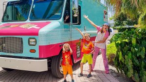 Влад и Ники. Крис и Ники играют в мамином грузовике полного мороженым! Видео для детей!