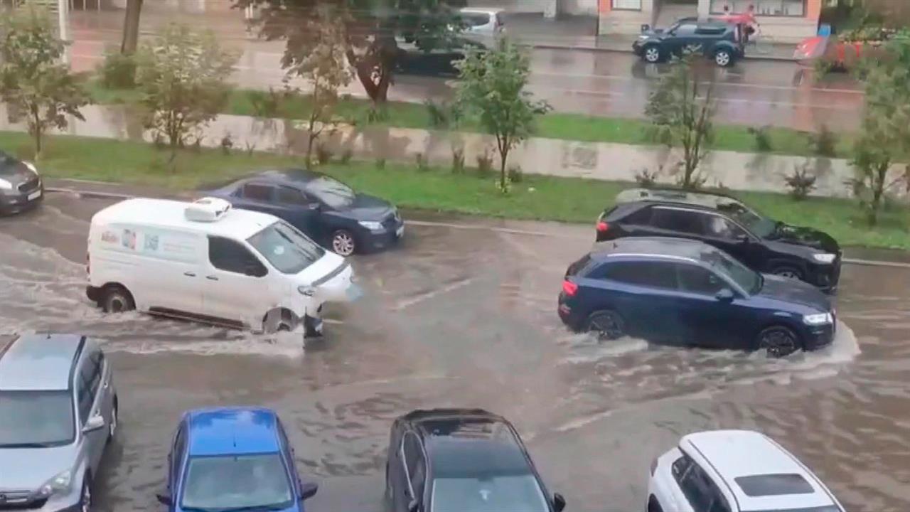 Ливни и град накрыли регионы России: кадры последствий