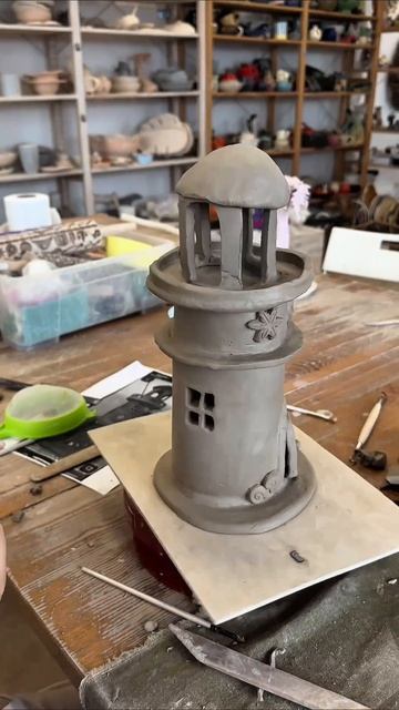 леплю очередной маяк👌
этот будет красный 😍
#лепка#лепкаизглины#хобби#маяк#гончарка#гончарнаямастерск