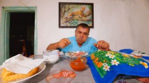 Пока никого нет, ешь один и в темноте. Сегодня у меня прикуп со смаком. От мух опять прикрыто