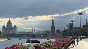 Прогулка по набережной. Москва-река. Кремль. Красивые теплоходы.