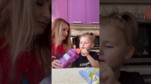 Мы с Евочкой, пробуем чипсы , кторорые не пробовали)