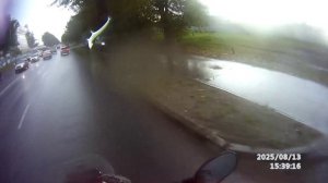 По тротуару