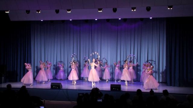 П.Чайковский «Вальс цветов». Исполняют учащиеся 5 и 7 классов. смотреть онлайн