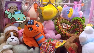 Достаем классные призы и игрушки из автомата Хватайка.