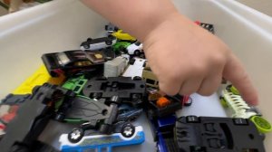 Робби играет в машинки 🚘