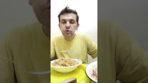 Обжор мукбанг жареная картошка с колбасой и яйцами, салат из огурцов и помидоров