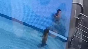 В Москве 12-летнюю школьницу утащило на дно бассейна — её волосы засосало в трубу на дне.
Девочка н
