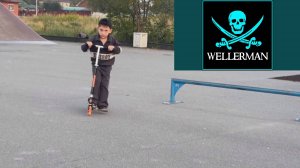 Максим всех приветствует на самокате!