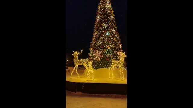 Комплект из трех Оленей и светодиодной ели смотреть онлайн