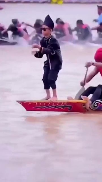 11-летний индонезиец стал вирусным феноменом смотреть онлайн