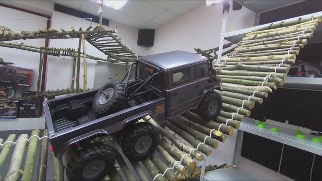 Тест Axial SCX10 6x6 на домашнем треке
