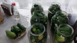 Закрутила огурцы, сделала рулетики из баклажанов