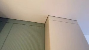 Натяжной потолок на кухни с теневым примыканием к стене.