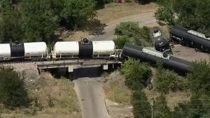 Поезд с опасным грузом сошел с рельсов в США. Власти запретили людям приближаться к месту аварии