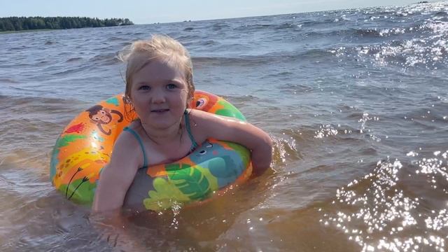Даринка купается в Ладожском озере