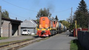 Тепловоз ТЭМ18ДМ-1198 едет по улице.