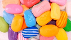 АСМР ШУРШАНИЕ. РАСКЛАДЫВАЮ И ОТКРЫВАЮ ЯРКОЕ МЫЛО. ШУРШУ УПАКОВКОЙ!