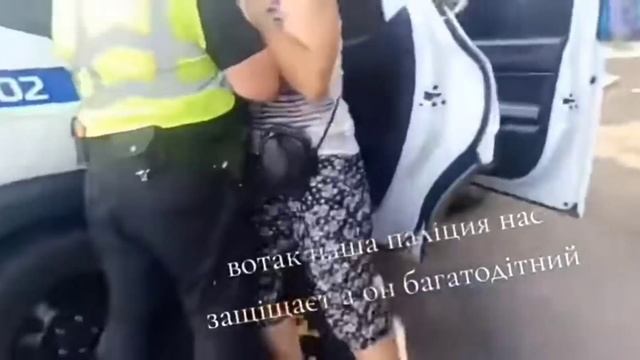 ТЦК И Полиция Ломают Руки Инвалиду И Заталкивают в Машину. смотреть онлайн